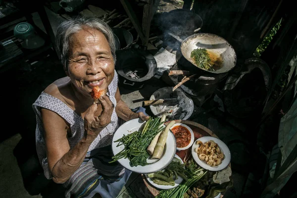 Seniorchefin Kocht Der Küche Konzept Der Traditionellen Asiatischen Kultur — Stockfoto