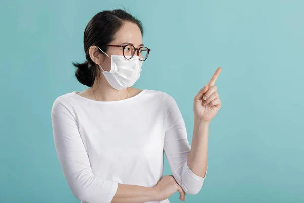 アジアの若い女の子は 汚染から身を守るために医療面のマスクを着ていますコロナウイルスインフルエンザウイルス 中国からの新しいコロナウイルス2019 Ncv 青い長いバナーに隔離された空のスペース ストック写真