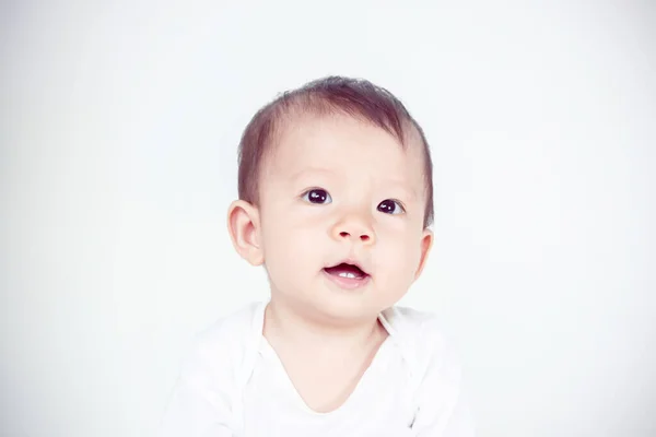 赤ちゃんは白い背景 新しい家族と愛の概念に満足しています 目に柔らかい焦点 ロイヤリティフリーのストック写真