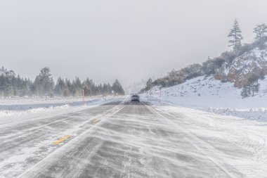 Karlı bir dağ yolunda seyahat et