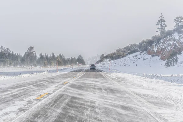 눈덮인 산길을 여행하라 — 스톡 사진