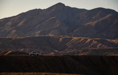 Mojave çölünde araba ve dağ