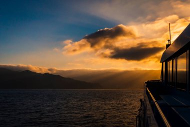 Güneşin batışını seyrederken teknedeki bulutların üzerinden.