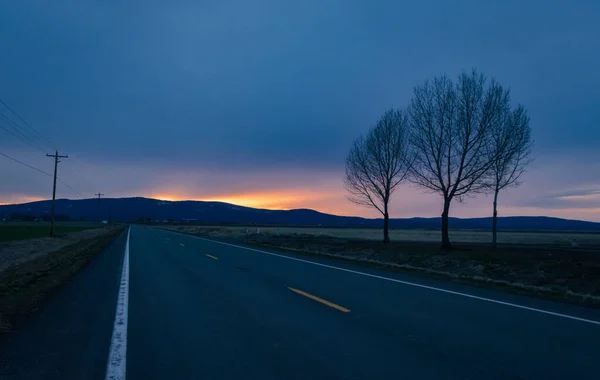 雲と反射を特徴とするカリフォルニアの田舎で美しい夕日 — ストック写真