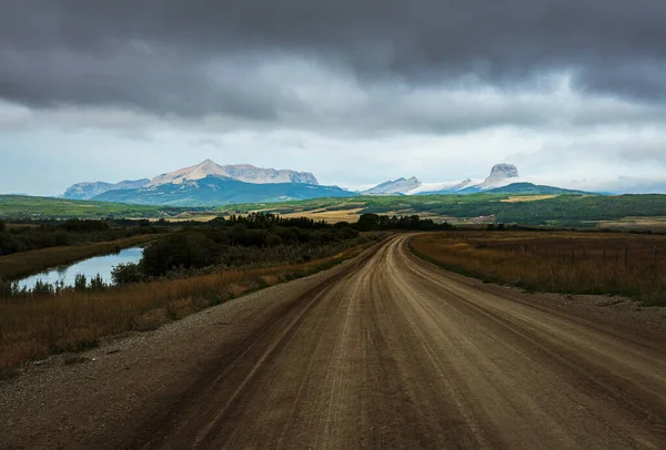 Camino Tierra Conduce Las Montañas Glaciares Nublado Mañana Azul Oscuro — Foto de Stock