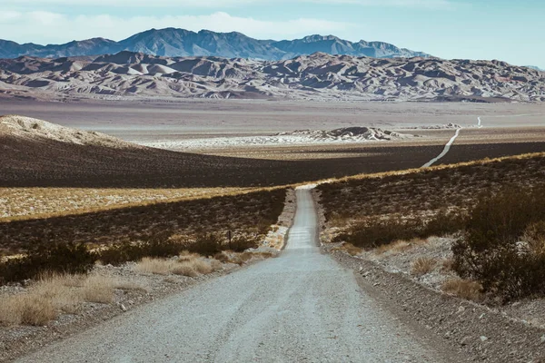 흙길은 유레카 언덕으로 이어진다 데스밸리 도로에서 벗어나면 경치가 — 스톡 사진