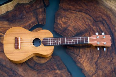 Soprano ukulele - küçük açık kahverengi enstrüman güzel ahşap masa üzerinde