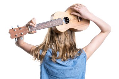 Mavi tişörtlü genç, sarışın kız elinde açık kahverengi ukulele enstrümanı tutuyor..
