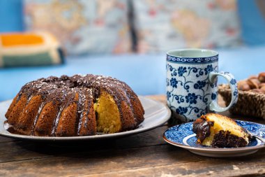 Lezzetli Paskalya pastası, bir sepet fındık ve eski, siyah ahşap masada sıcak kakao - güzel bir öğleden sonra..