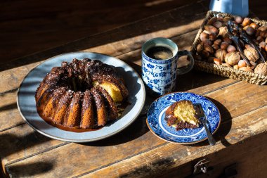 Lezzetli Paskalya pastası, fındık sepeti ve sıcak kakao eski, siyah ahşap masa üzerinde - mükemmel kolay sabah.