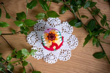 Küçük çocuk Paskalya bayramı için kuzu süslemesi tutuyor..