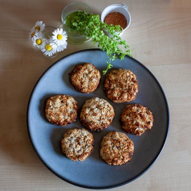 Hazırlanması kolay ve sağlıklı mavi tabak, küçük bir kızın yaptığı ev yapımı daha iyi yemek kurabiyeleri..