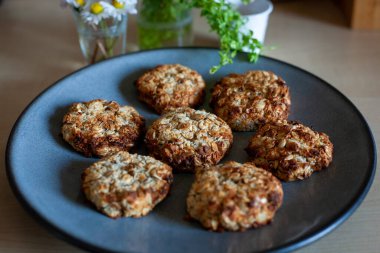 Hazırlanması kolay ve sağlıklı güzel bir tabak. Küçük bir kızın yaptığı ev yapımı kurabiyeler..