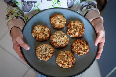 Hazırlaması kolay ve sağlıklı mavi tabak, küçük bir çocuk tarafından yapılan ev yapımı daha iyi yemek kurabiyeleri..