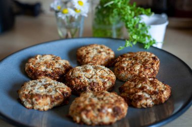 Lezzetli, hazırlanması kolay ve sağlıklı, küçük bir kızın yaptığı ev yapımı kurabiyeler..