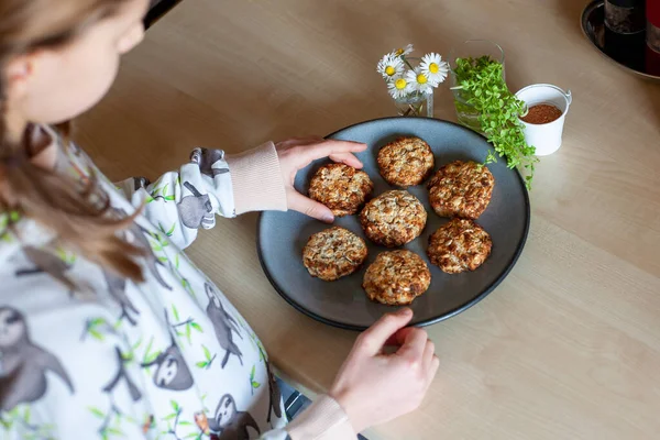 Kız hazırlıyor, hazırlanması kolay ve sağlıklı, ev yapımı kurabiyeler evde kalırken..