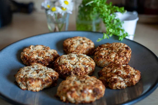 Lezzetli, hazırlanması kolay ve sağlıklı, küçük bir kızın yaptığı ev yapımı kurabiyeler..