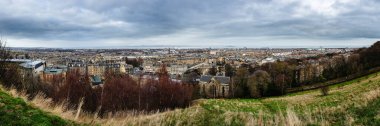 Edinburgh, İskoçya tepesinden bulutlu bir gökyüzünün altında şehir panoraması