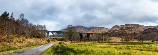 Panoramablick Auf Das Glenfinnan Eisenbahnviadukt Bei Trübem Regnerischem Schottischem Wetter — Stockfoto