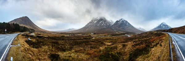 Blick Über Die Wolkenverhangenen Gipfel Mit Kleinem Haus Glencoe Schottland — Stockfoto