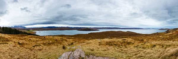 Piękna Panorama Jeziora Łąki Pochmurny Dzień Highlands Szkocja — Zdjęcie stockowe