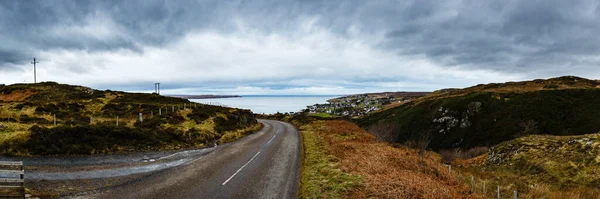 Дорога Ведущая Маленькую Деревню Берегу Озера Высокогорье Шотландия — стоковое фото