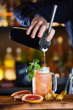 Barmen Lynchburg limonatası yapıyor. Taze tennessee viski kokteyli.