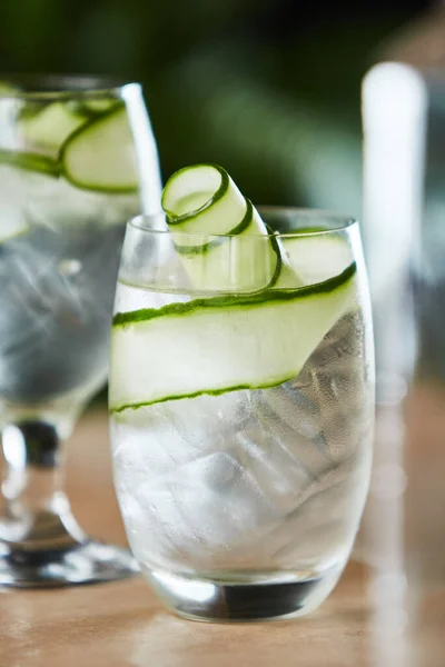 Ginebra Tónica Con Pepino Sobre Hielo Vidrio — Foto de Stock