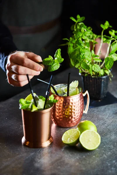 Cuba Libre Rum Cola Bebem Com Limão Canecas Cobre Bar — Fotografia de Stock