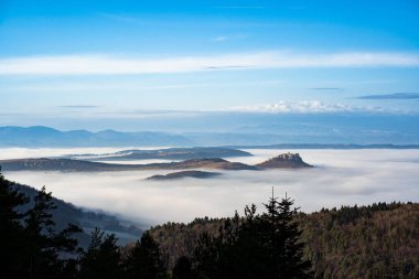 Sonbaharda vadideki panoramik manzara sis ve şato tepenin üstünde. Spisky Hrad, Slovakya