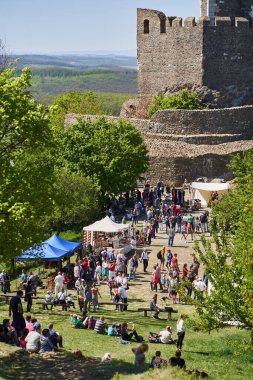 Geleneksel fuar, Paskalya 'da, Macaristan' ın Holloko Kalesi altında.