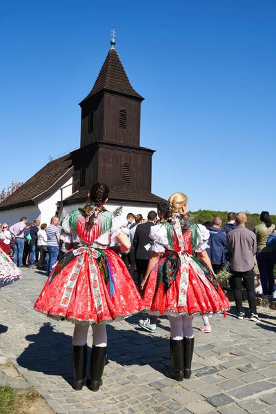 헝가리의 마을에 마을에서 부활절 미사중 의상을 소녀들 — 스톡 사진