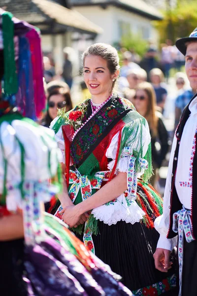 Portrét Mladé Ženy Oblečené Tradičním Lidovém Kostýmu Vesnici Holloko Maďarsko — Stock fotografie