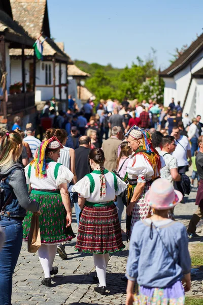 Ženy Oblečené Tradičních Krojích Vesnici Holloko Maďarsko — Stock fotografie