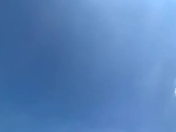 Горизонтальное Изображение Чистого Голубого Неба Фон Обои — стоковое фото