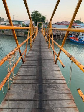 Deniz sahilinde hasarlı bir ahşap köprü.