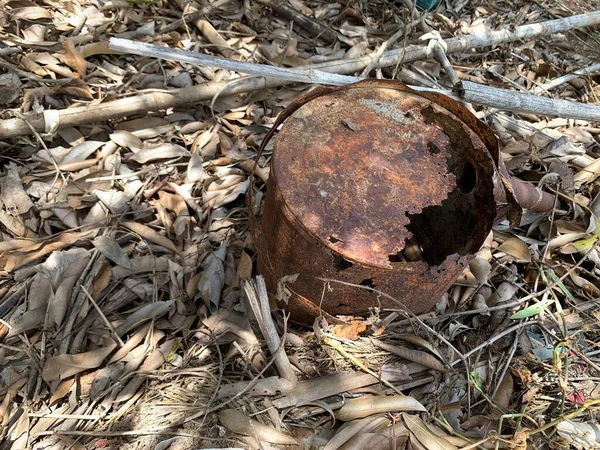 地面に壊れた古い石油タンクの錆 — ストック写真