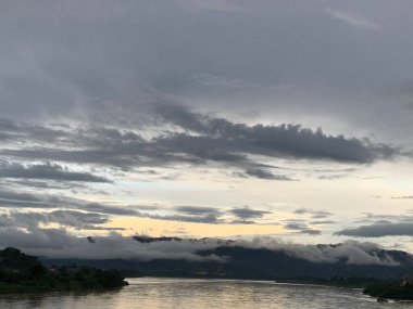 Nehir manzarasının güzel görüntüsü..