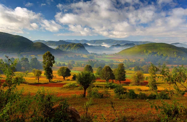 Kalaw 'dan Myanmar' daki Inle Gölü 'ne giden yolda Valley Manzarası