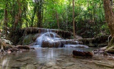 Erawan Ulusal Parkı 'nda berrak suyu olan tropikal ormanın içindeki güzel küçük şelale.