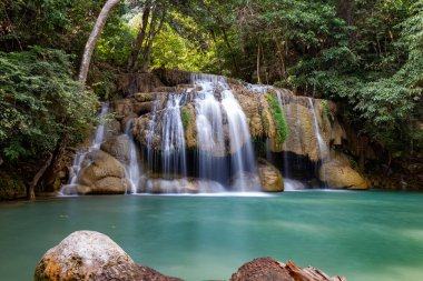 Kanchanaburi 'deki Erawan Ulusal Parkı' nda zümrüt yeşili suyla güzel, yumuşak bir şelale.