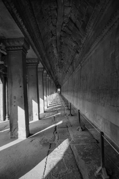 Angkor Wat uzun koridor çizgileri bir noktaya kadar akıyor, Kamboçya.