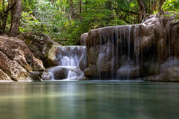 Kanchanaburi 'deki Erawan Ulusal Parkı' nda zümrüt yeşili suyla güzel bir şelale.
