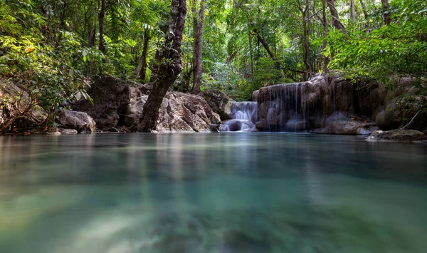 Tropikal ormanda küçük, güzel bir şelale. Kanchanaburi 'deki Erawan Ulusal Parkı' nda hâlâ zümrüt yeşili suları var.