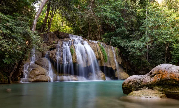 Kanchanaburi 'deki Erawan Milli Parkı' nda zümrüt yeşili suyla güzel bir şelale yansıması.