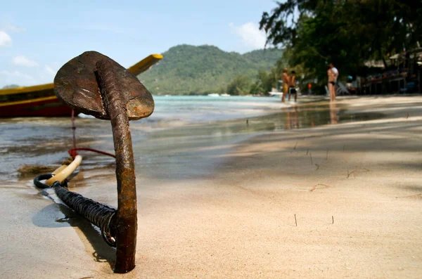 Anchor gemisi Koh Phangan Tayland 'da sarı kumsalda sıkışmış.