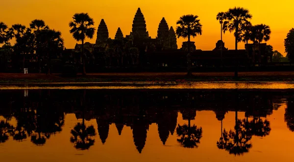 Gündoğumunda Kamboçya 'da Angkor Wat Kompleksi Yansıması