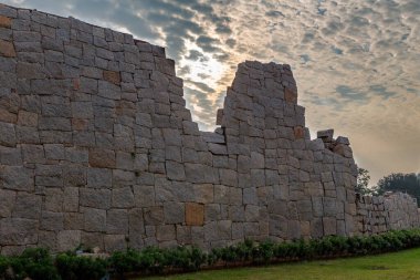 Bulutlu bir arkaplandaki kırık taş duvar