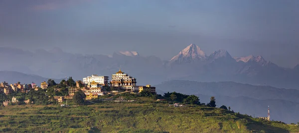 Günbatımında arka planda Everest sıradağları olan Nepal 'deki Budist manastırı manzarası