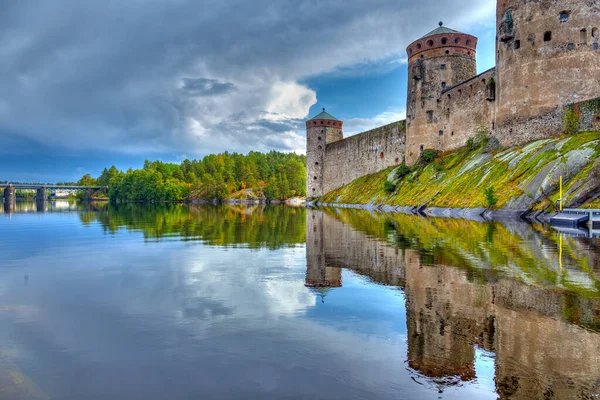Finlandiya 'da bir gölde kale yansıması